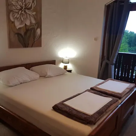 Apartmani Srce Mreznice Duga Resa Exterior photo